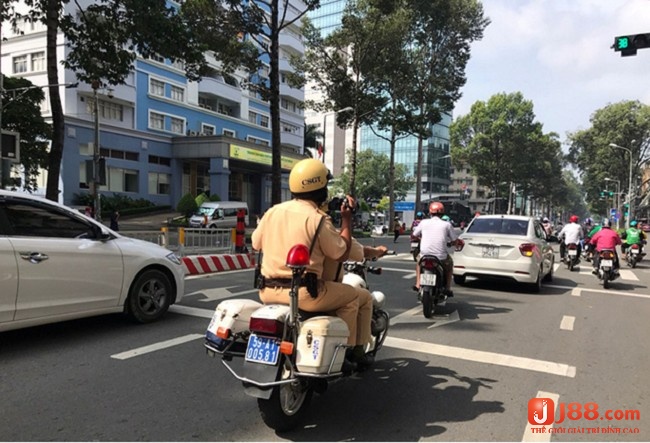 Ngủ mơ thấy chạy trốn công an cho thấy bạn đang bất an vì điều gì đó