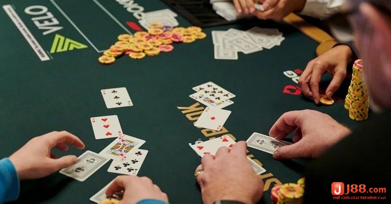 Khám phá bài rác trong Poker là gì ngay tại j88 nhé!