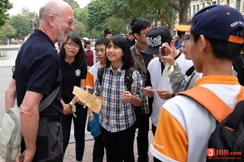 Mơ thấy nói chuyện với người nước ngoài cho thấy bạn mong muốn trở nên tự tin hơn trong cuộc sống