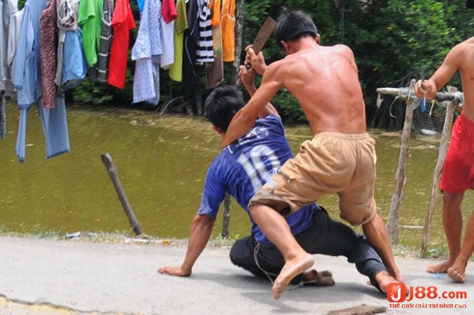 Mơ bị người lạ đánh là dấu hiệu cho thấy bạn đang gặp phải những vấn đề chưa giải quyết