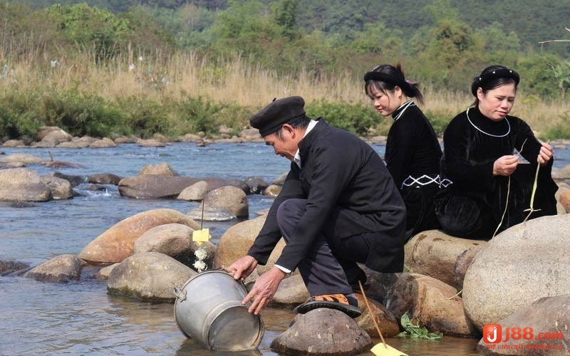 Mơ thấy múc nước từ suối là điềm báo của sự khởi đầu mới